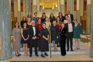 一群校友和ARLF工作人员站在2022年农村妇女奖的楼梯上